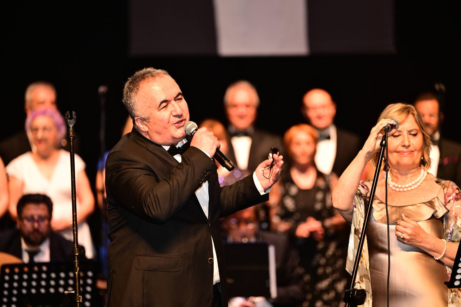 Erol Arat sahnede
